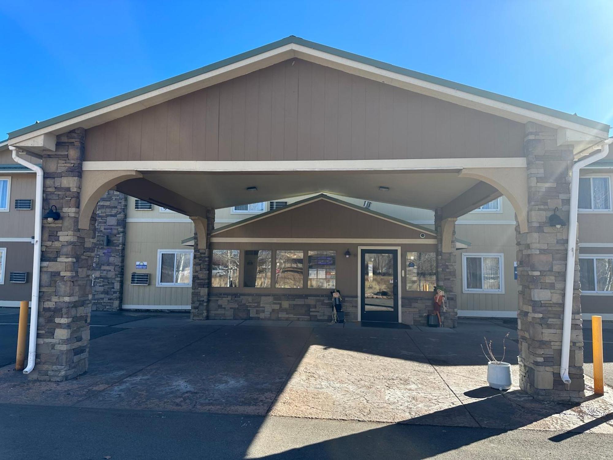 Days Inn & Suites By Wyndham Gunnison Exterior photo