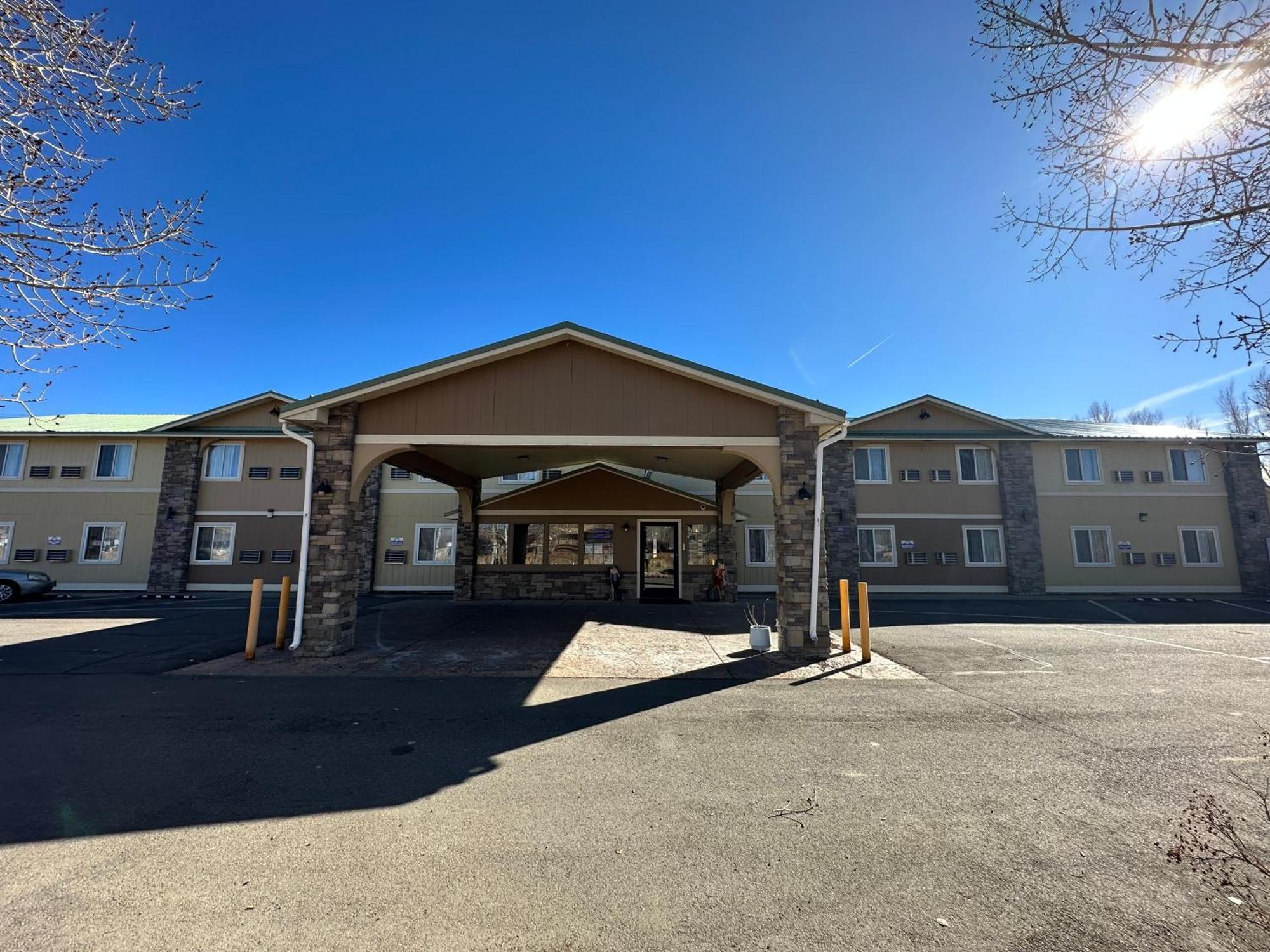 Days Inn & Suites By Wyndham Gunnison Exterior photo