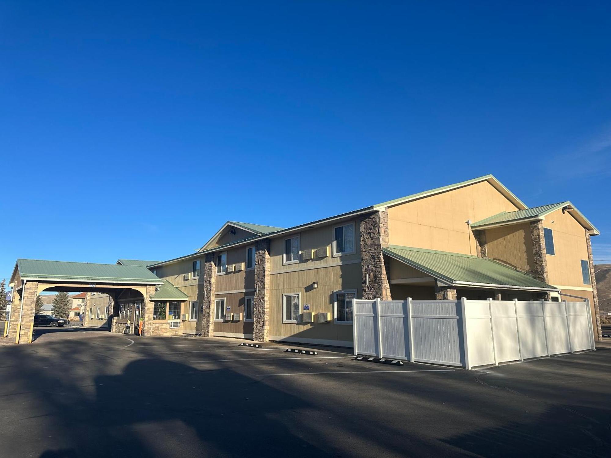 Days Inn & Suites By Wyndham Gunnison Exterior photo