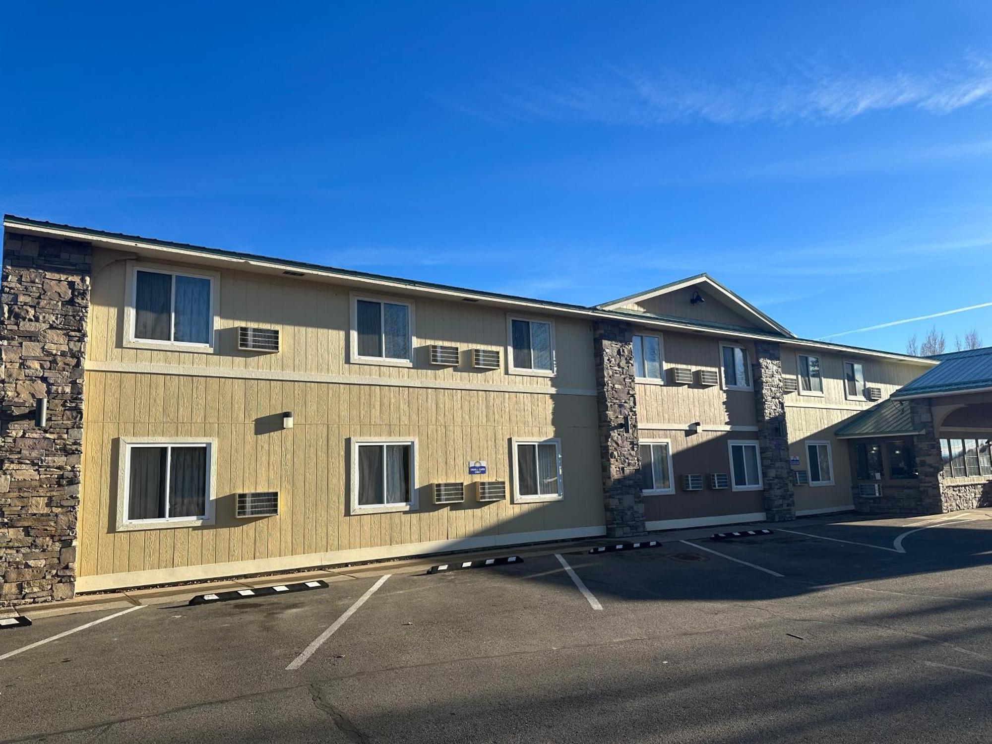 Days Inn & Suites By Wyndham Gunnison Exterior photo